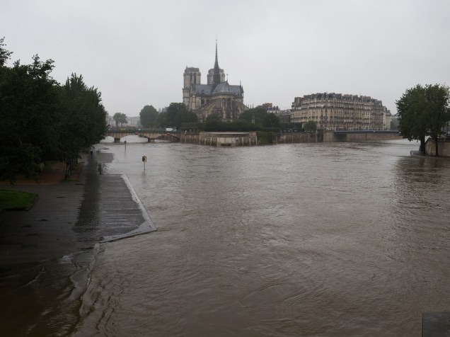 Catedral de Notre Dame é vista ao fundo, com Rio Sena inundado por causa de fortes tempestades que atingiram Paris, na França - 31/05/2016