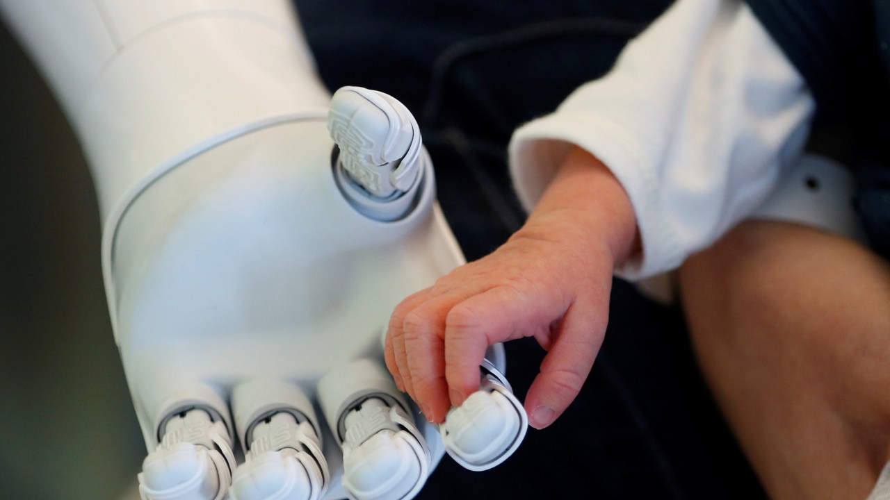 Robô humanóide 'Pepper' segura a mão de um recém-nascido em um hospital na Bélgica