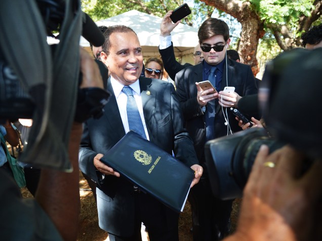 O Primeiro Secretário do Senado, senador Vicentinho Alves (PR-TO), chega ao Palácio do Jaburu para entregar a notificação sobre a decisão de aprovar o processo de impeachment de Dilma Rousseff a Michel Temer - 12/05/2016