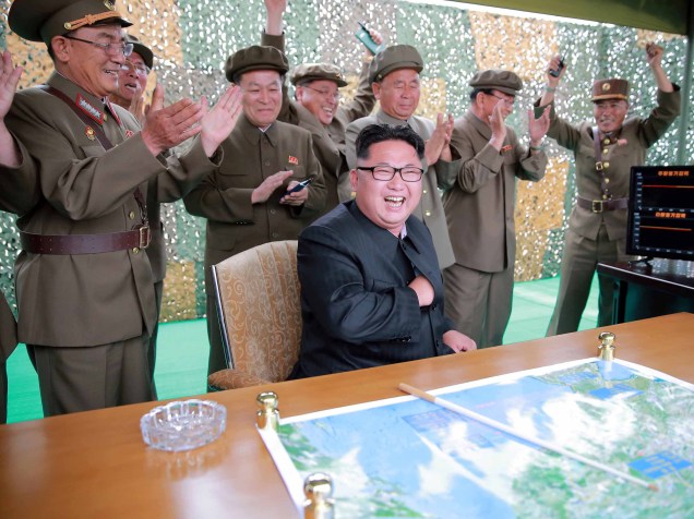 Ditador norte-coreano Kim Jong-Un reage durante teste do míssil balístico terra-terra de longo alcance Hwasong-10 em imagem divulgada pelo governo da Coreia do Norte