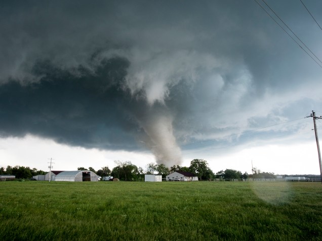 Tornado é registrado em uma área residencial no sul de Wynnewood, estado americano de Oklahoma