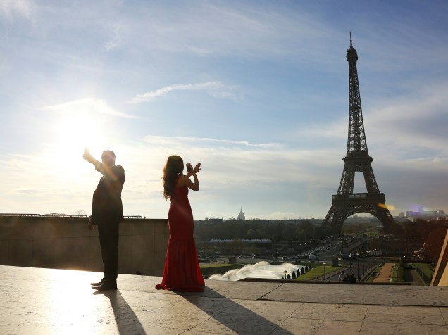  Casal tira fotos da Torre Eiffel durante o nascer do sol em Paris - 12/04/2016