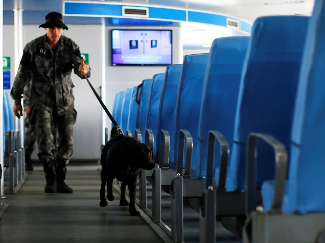 Policial militar e cão realizam treinamento anti-terrorismo, na Baía de Guanabara, para os Jogos Olímpicos Rio-2016 - 09/06/2016