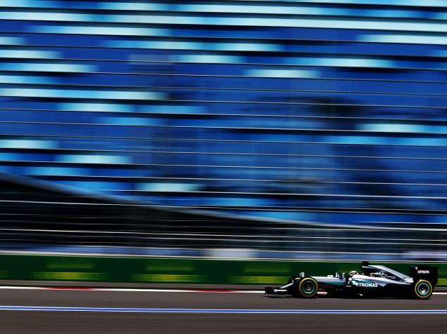 Lewis Hamilton lidera segundo treino livre e termina o dia na frente, no GP da Rússia - 29/04/2016