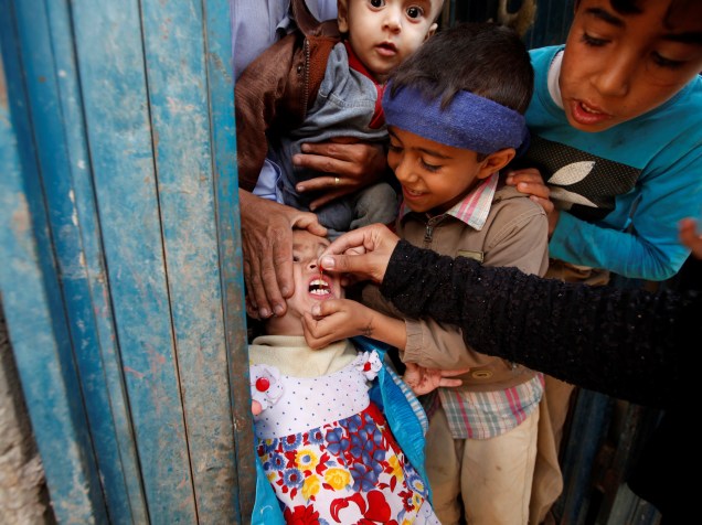 Menina recebe gotas da vacina contra a poliomelite, durante campanha de vacinação, na capital do Iêmen, Saná - 12/04/2016