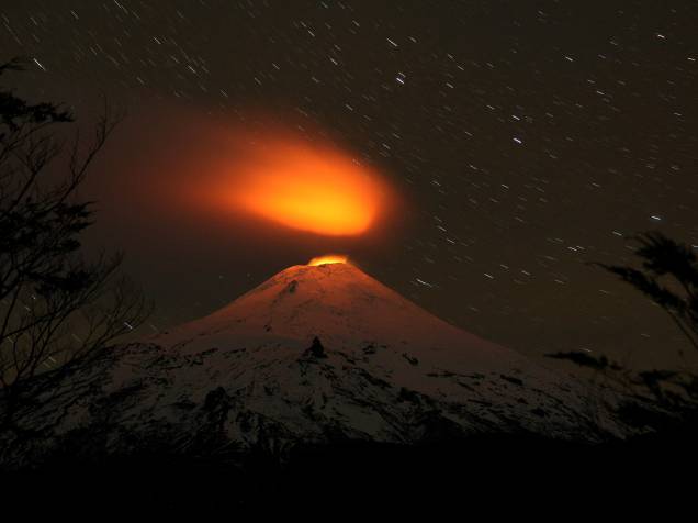 Vulcão Villarrica é visto à noite do parque nacional Villarrica, em Pucón, no Chile