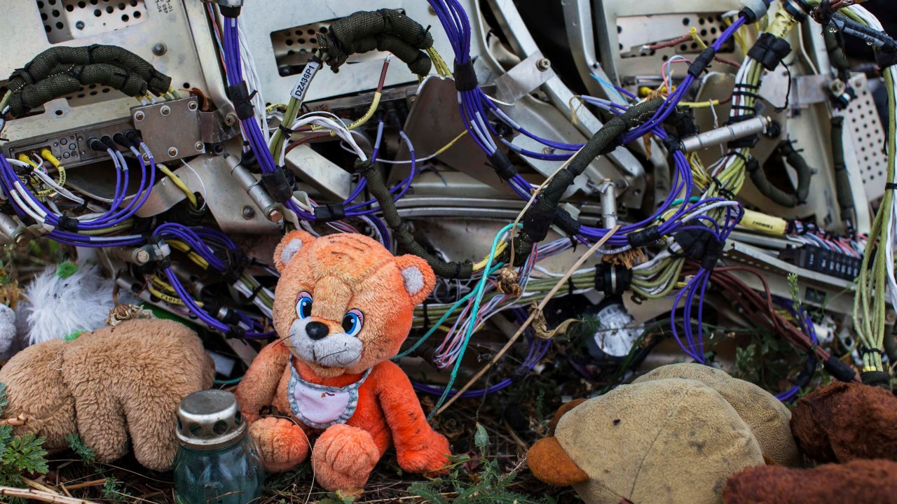 Um ursinho de pelúcia é colocado em cima de destroços de onde caiu o vôo MH17 da Malaysia Airlines, perto da vila de Grabovo, em Donetsk, Ucrânia