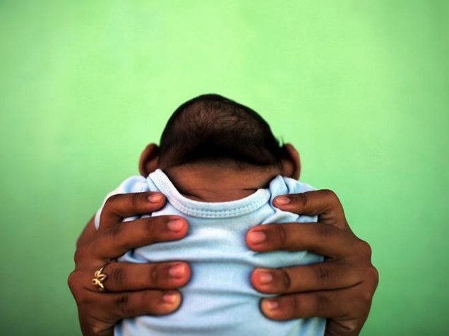 Mulher segura seu filho que nasceu com microcefalia, em Olinda, no Pernambuco