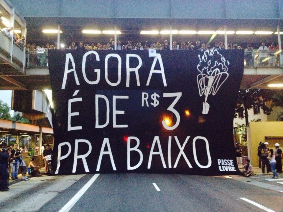 Movimento Passe Livre estende faixa em protesto na capital paulista