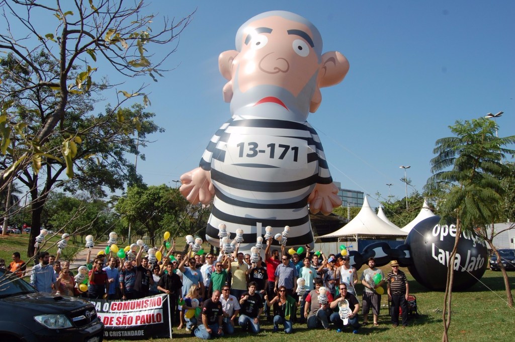 O boneco Pixuleko com manifestantes no Parque do Povo, em Presidente Prudente (SP)