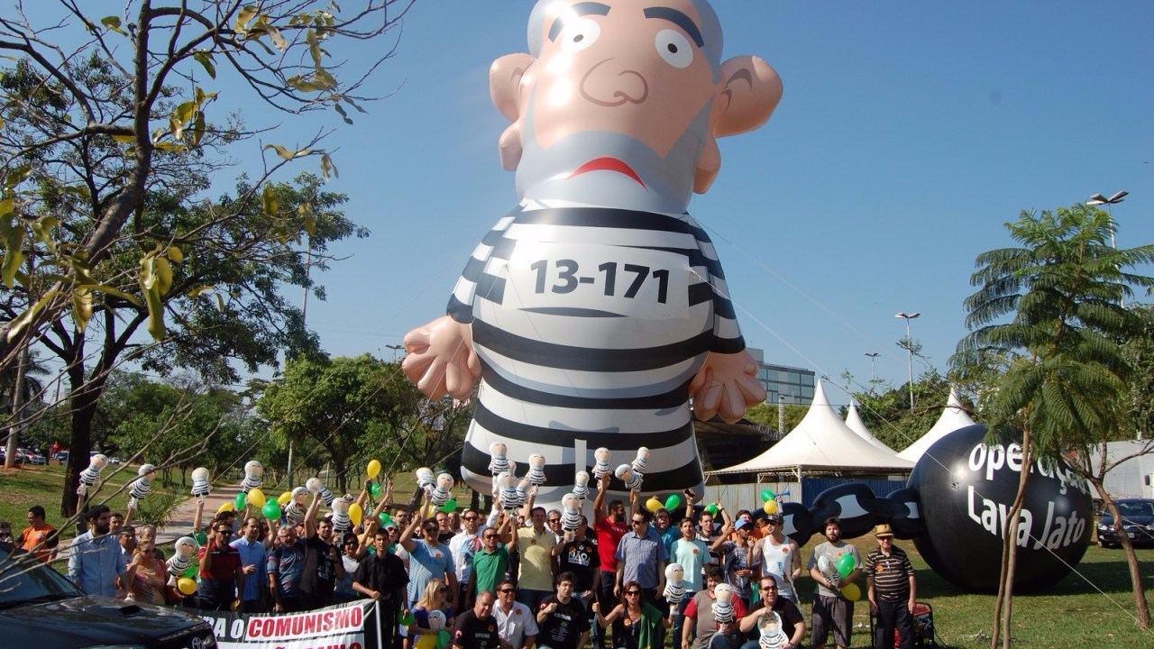 O boneco Pixuleko com manifestantes no Parque do Povo, em Presidente Prudente (SP)