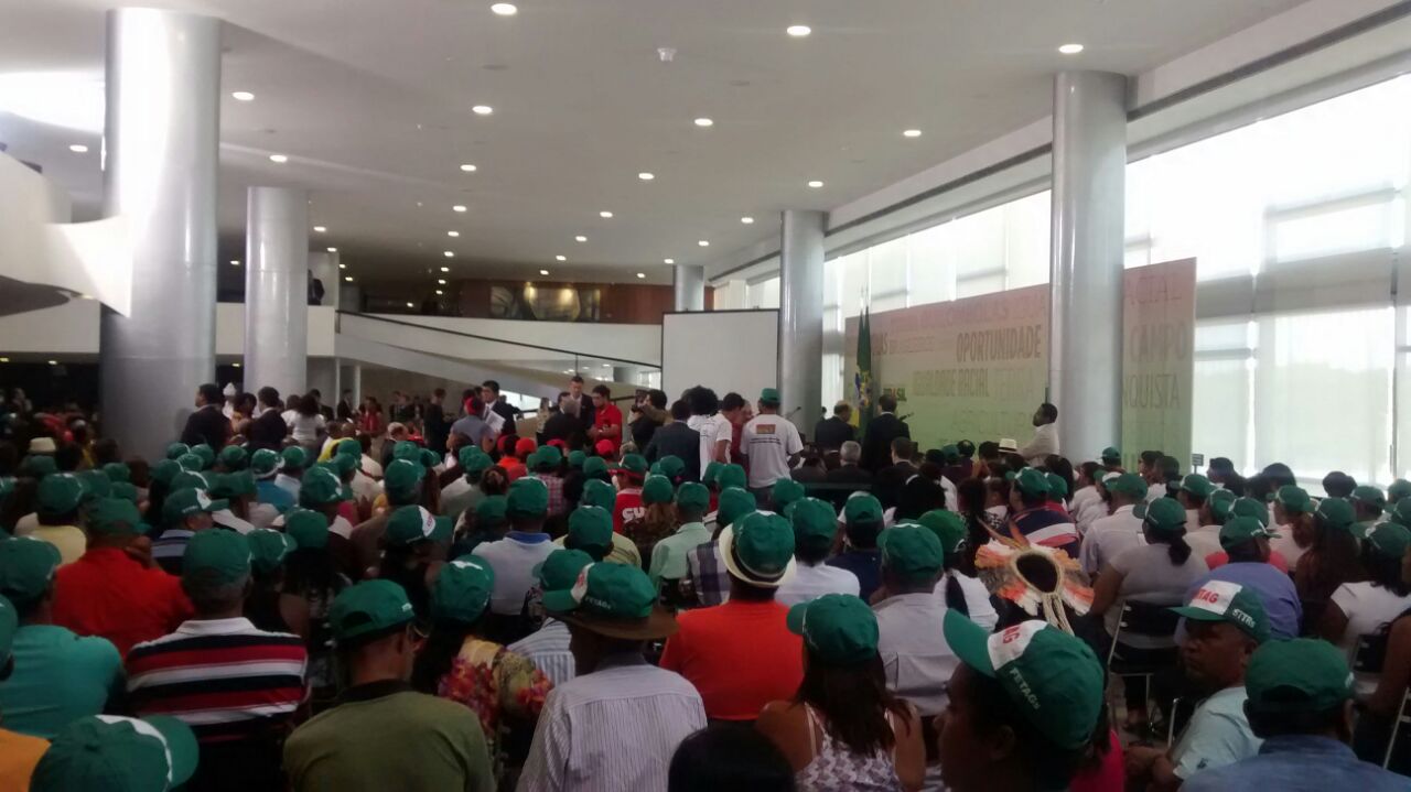 Camponeses em Brasília apoiam Dilma Rousseff nesta sexta-feira