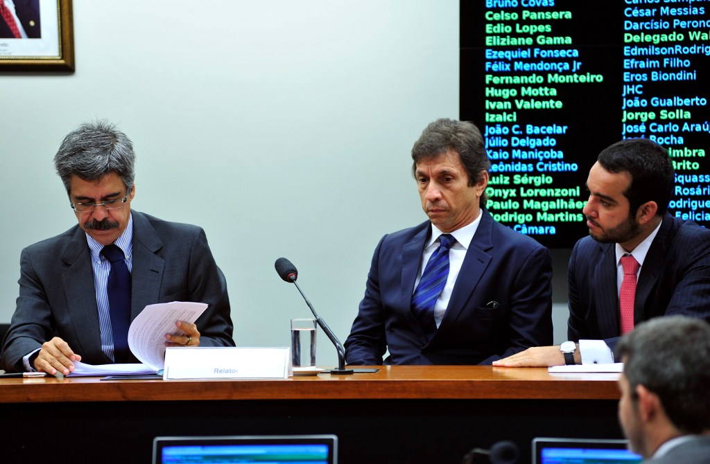 Sérgio Cunha Mendes (ao centro) fica calado em audiência da CPI da Petrobras