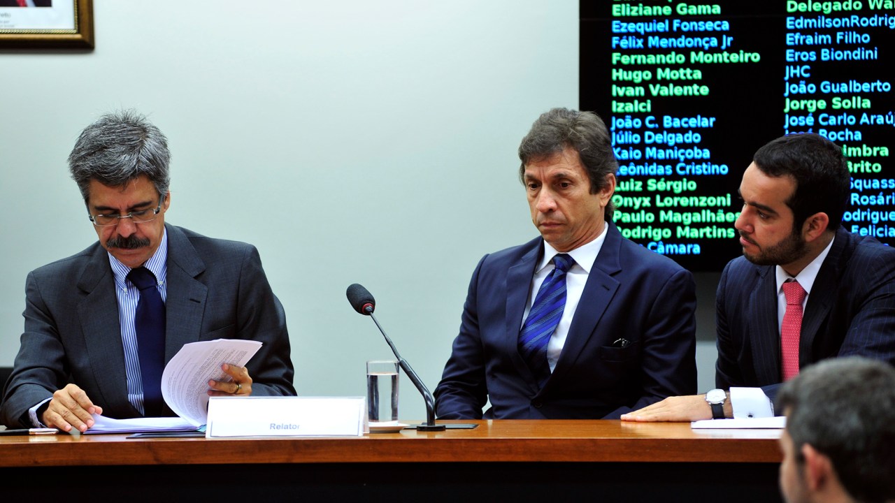 Sérgio Cunha Mendes (ao centro) fica calado em audiência da CPI da Petrobras