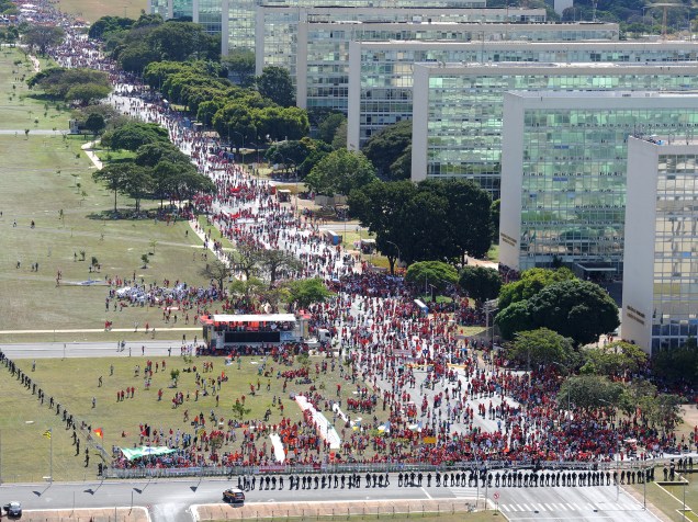 Imagem aérea mostra manifestantes contra o Impeachment, em Brasília - 17/04/2016