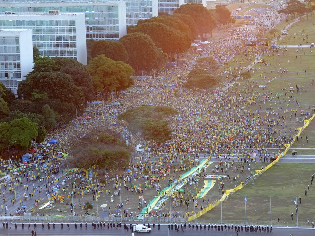 Imagem aérea de Brasília mostra manifestantes protestando a favor do Impeachment contra a presidente Dilma