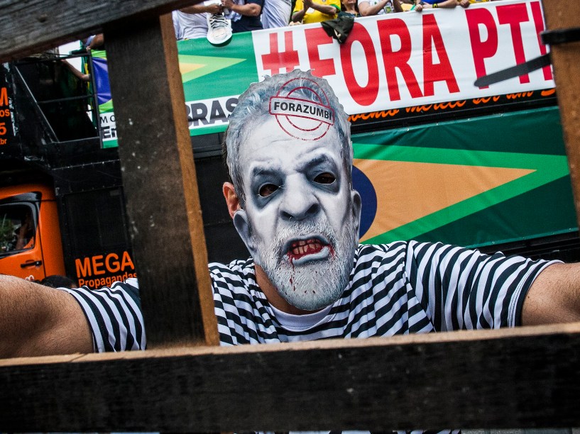 Milhares de pessoas participam da manifestação realizada na Avenida Paulista, em São Paulo, contra o Governo Dilma Rousseff, neste domingo (13), pedindo o impeachment da presidente petista e o fim da corrupção