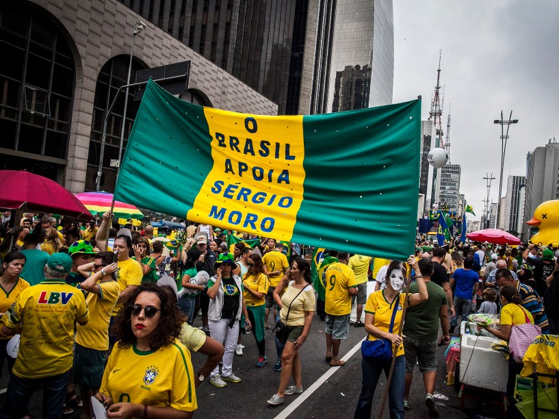 Milhares de pessoas participam da manifestação realizada na Avenida Paulista, em São Paulo, contra o Governo Dilma Rousseff, neste domingo (13), pedindo o impeachment da presidente petista e o fim da corrupção
