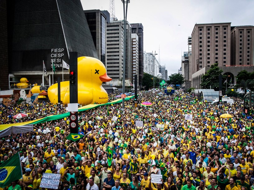 Milhares de pessoas participam da manifestação realizada na Avenida Paulista, em São Paulo, contra o Governo Dilma Rousseff, neste domingo (13), pedindo o impeachment da presidente petista e o fim da corrupção