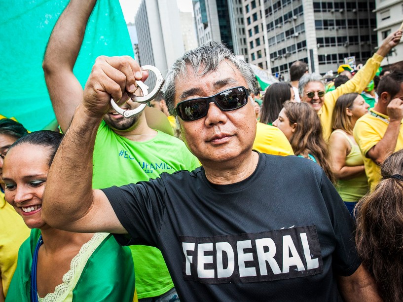 Milhares de pessoas participam da manifestação realizada na Avenida Paulista, em São Paulo, contra o Governo Dilma Rousseff, neste domingo (13), pedindo o impeachment da presidente petista e o fim da corrupção