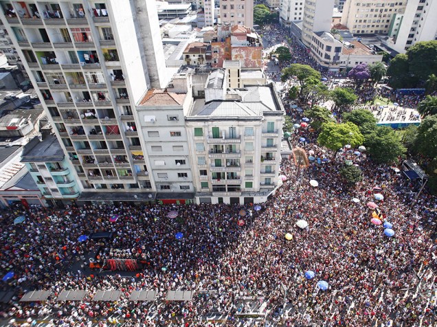 O Bloco Tô de Bowie desfilou da Praça Princesa Isabel até o Vale do Anhangabau, na região central de São Paulo, na tarde desta terça (09)