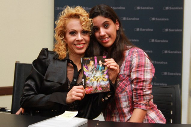 Joelma dá autógrafos em São Paulo