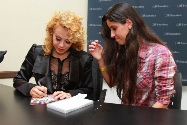 Joelma dá autógrafos em São Paulo