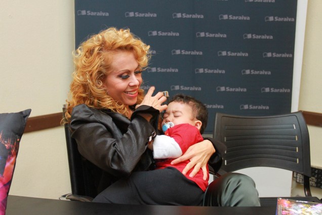 Joelma segura bebê em tarde de autógrafos em São Paulo