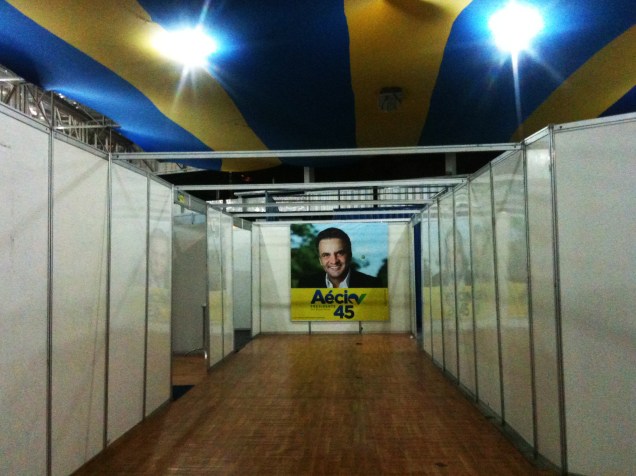 Imagem de Aécio Neves na entrada do comitê central de Cássio Cunha Lima em Campina Grande (PB)