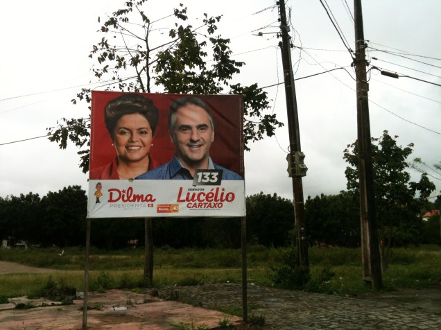 Propaganda do PT na periferia de Campina Grande: Dilma ao lado de  Lucélio Cartaxo, candidato a senador e irmão gêmeo do prefeito de João Pessoa, Luciano Cartaxo