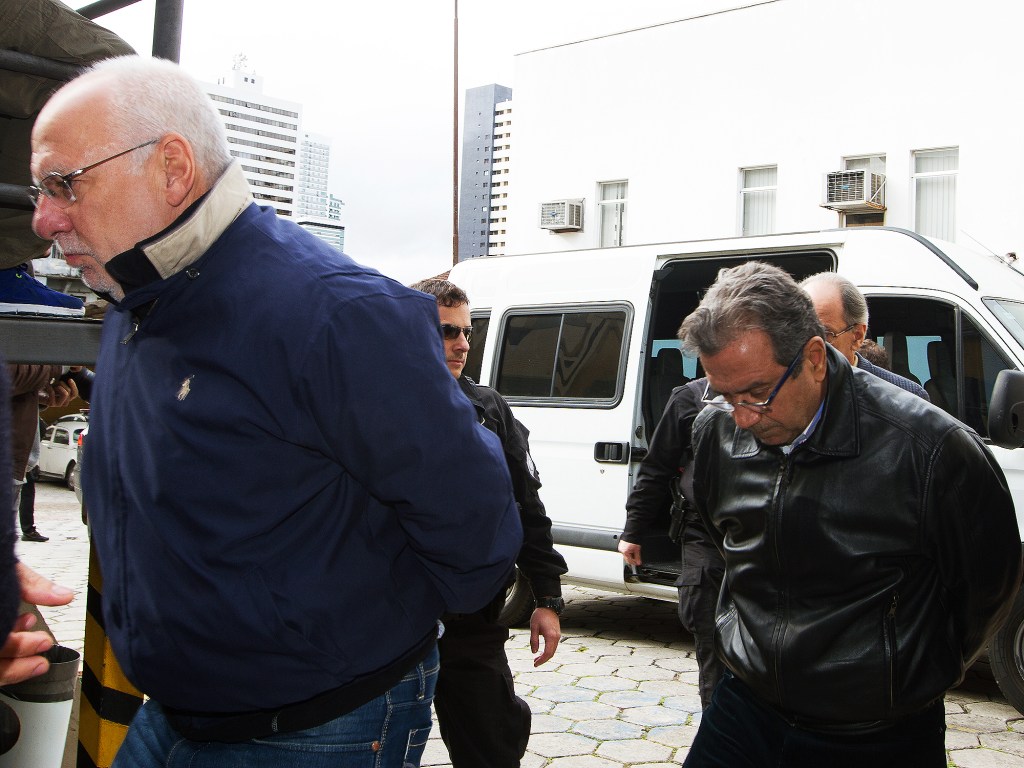 Alencar (de azul), preso pela PF: executivo deixa a Odebrecht