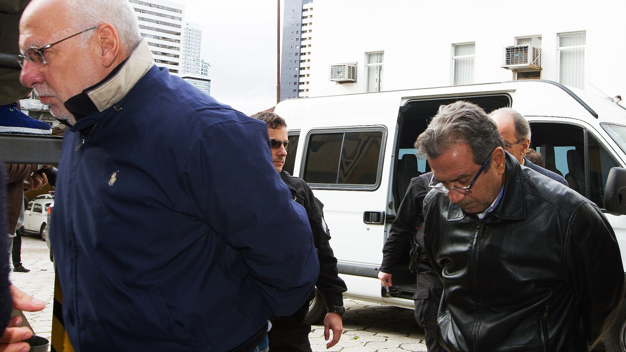 Alencar (de azul), preso pela PF: executivo deixa a Odebrecht