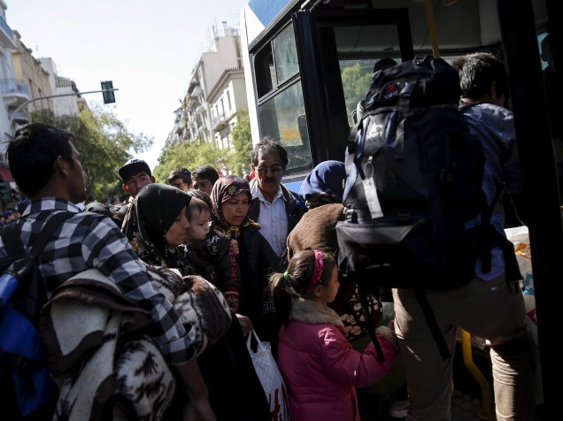 Refugiados de famílias afegãs foram transportados da Praça Victoria para um estádio em Atenas, Grécia, reaberto para receber imigrantes