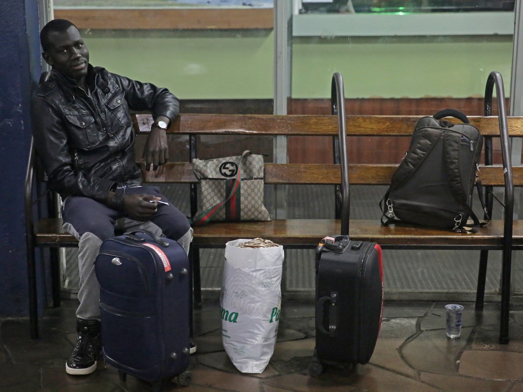 Imigrante senegalês descansa na rodoviária de Porto Alegre, no Rio Grande do Sul