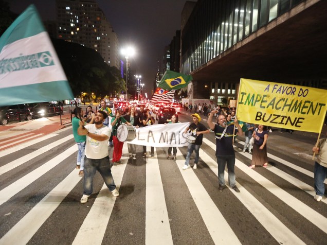 Manifestantes pró-impeachment ocupam a faixa de pedestres em frente ao Masp na Avenida Paulista, em São Paulo
