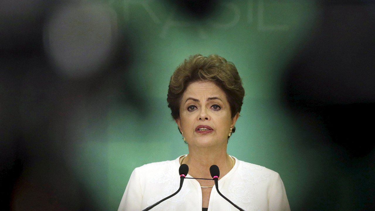 A presidente Dilma Rousseff durante coletiva no Palácio do Planalto após o presidente da Câmara, Eduardo Cunha, autorizar a abertura de um processo de impeachment
