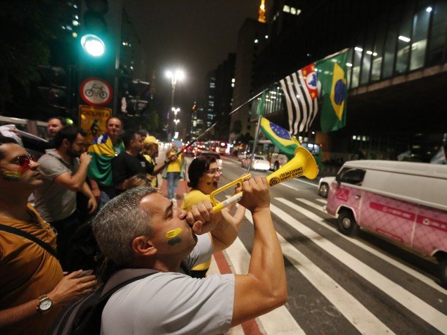 Manifestantes pró-impeachment comemoram na Avenida Paulista, em São Paulo. O presidente da Câmara, Eduardo Cunha, deu prosseguimento nesta quarta-feira (2) ao pedido de impeachment da presidente Dilma Rousseff