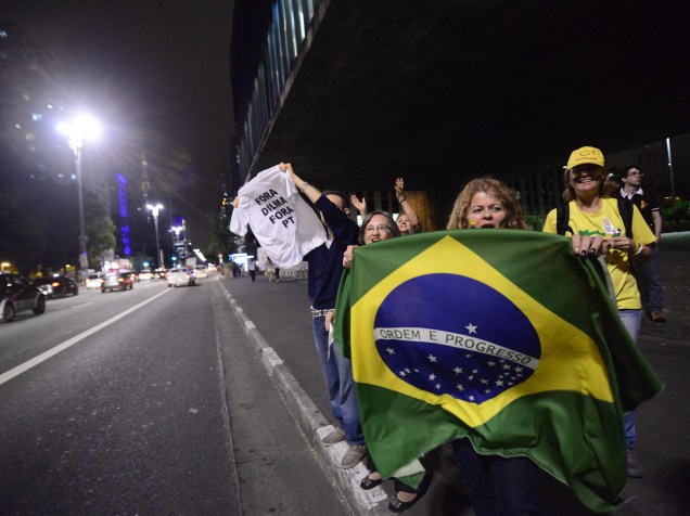 Manifestantes pró-impeachment comemoram na Avenida Paulista, em São Paulo. O presidente da Câmara, Eduardo Cunha, deu prosseguimento nesta quarta-feira (2) ao pedido de impeachment da presidente Dilma Rousseff