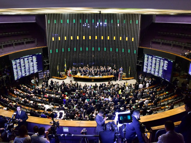 Deputados durante a sessão especial de votação do pedido de impeachment da presidente Dilma Rousseff, em Brasília - 17/04/2016