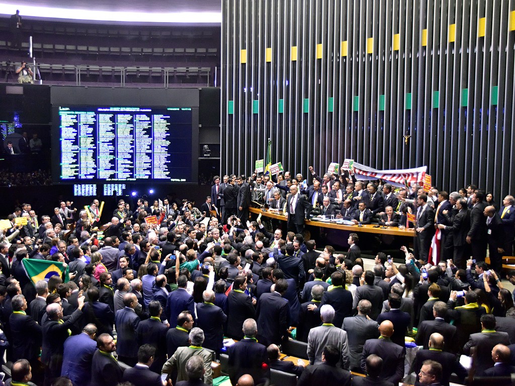 Deputados abrem faixa com dizeres "Fora Cunha" no plenário enquanto o presidente da Câmara dos Deputados