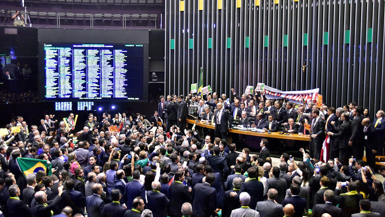 Deputados abrem faixa com dizeres "Fora Cunha" no plenário enquanto o presidente da Câmara dos Deputados