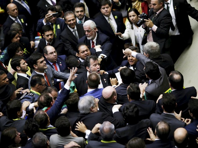 Deputados durante a sessão especial de votação do pedido de impeachment da presidente Dilma Rousseff, em Brasília - 17/04/2016