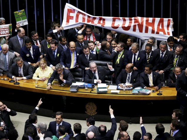 O presidente da Câmara dos Deputados, Eduardo Cunha (PMDB-RJ)(c), abre sessão especial de votação do pedido de impeachment da presidente Dilma Rousseff, em Brasília - 17/04/2016