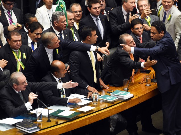 O deputado Orlando Silva (PCdoB-SP) discute com o presidente da Câmara dos Deputados, Eduardo Cunha (PMDB-RJ), durante sessão especial de votação do pedido de impeachment da presidente Dilma Rousseff, em Brasília - 17/04/2016