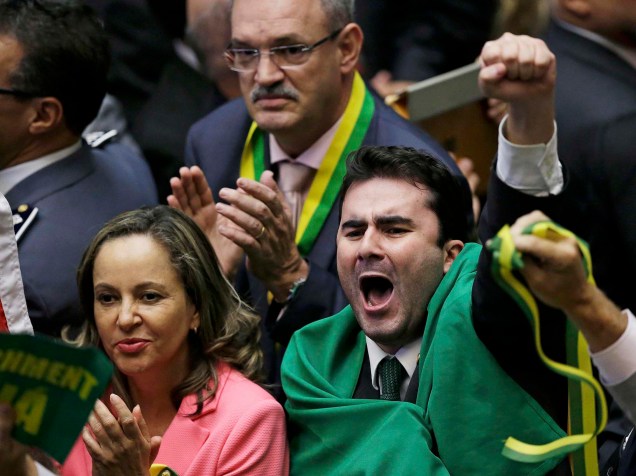Parlamentares durante sessão que discute o parecer do deputado Jovair Arantes, que foi aprovado na Comissão Especial, recomendando a abertura do processo de impeachment da presidente Dilma Rousseff - 17/04/2016
