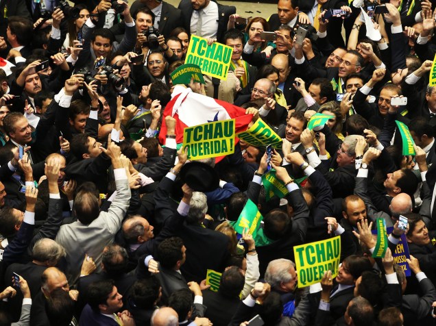 Deputados pró-impeachment comemoram após a aprovação do pedido de impedimento da presidente Dilma Rousseff após o voto do deputado Bruno Araújo (PSDB-PE), em sessão da Câmara dos Deputados, em Brasília, neste domingo. O voto de Araújo foi o 342º do "sim" ao impeachment de Dilma - 17/04/2016