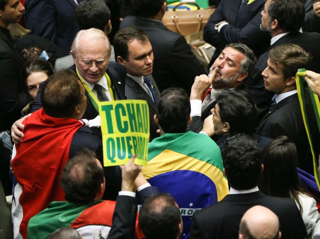 Deptuados durante sessão para votação do processo de impeachment da presidente Dilma Rousseff no plenário da Câmara, em Brasília - 17/04/2016