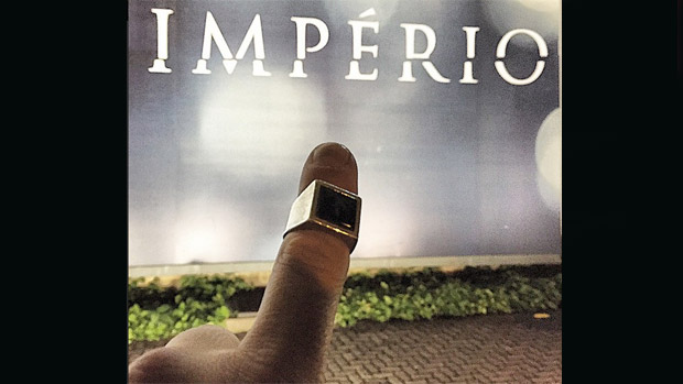Alexandre Nero mostra no Instagram seu 'souvenir' de 'Império': o anel do Comendador José Alfredo