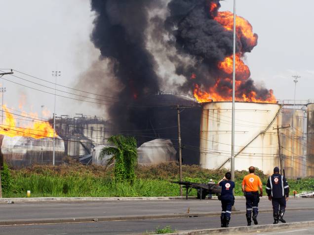 Incêndio em tanques de combustível em Santos chega ao 4º dia