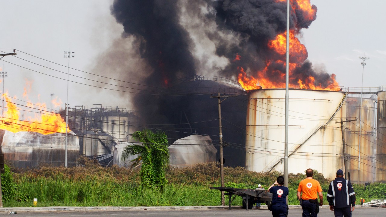 Incêndio em tanques de combustível em Santos chega ao 4º dia